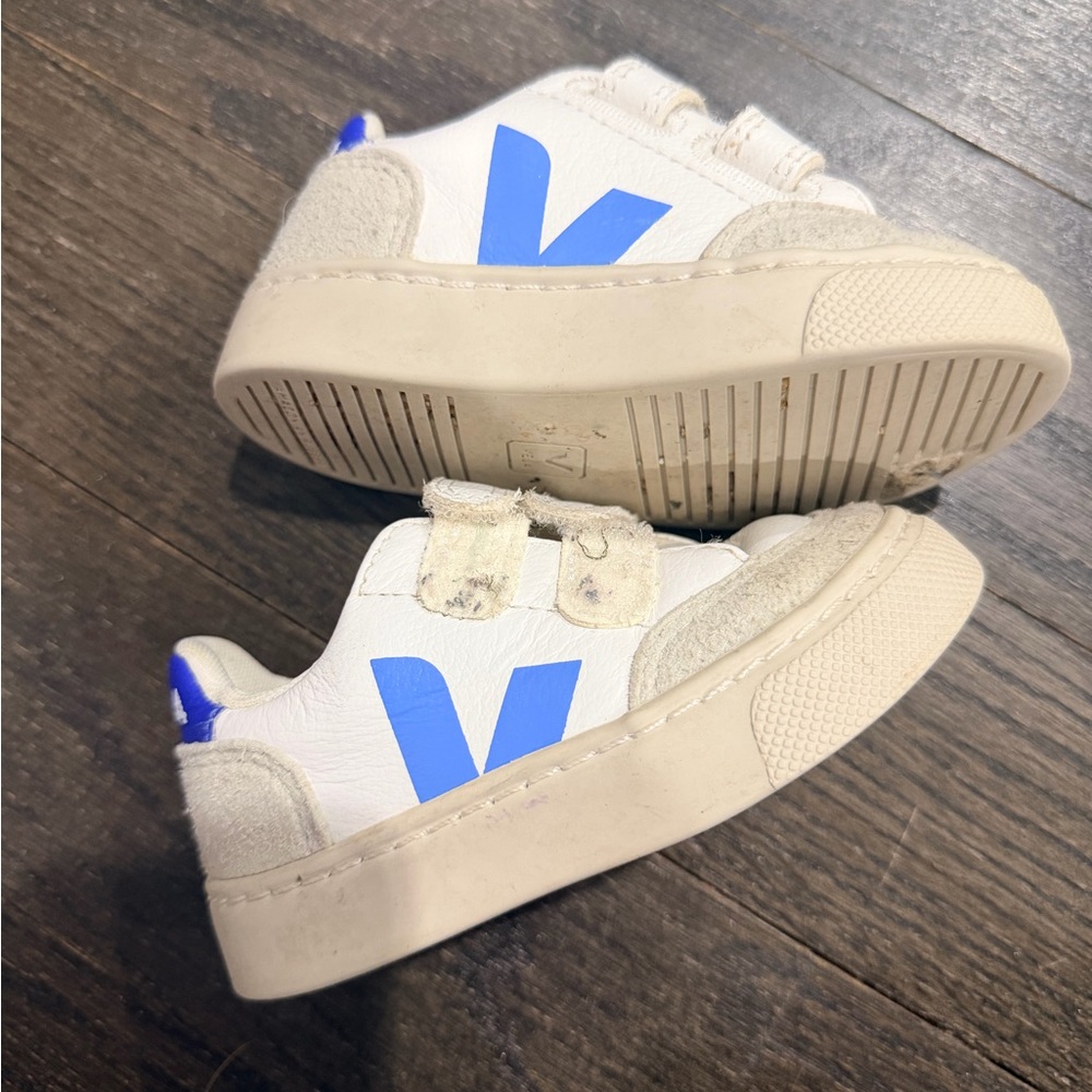 Veja Kids Sneakers in White and Blue